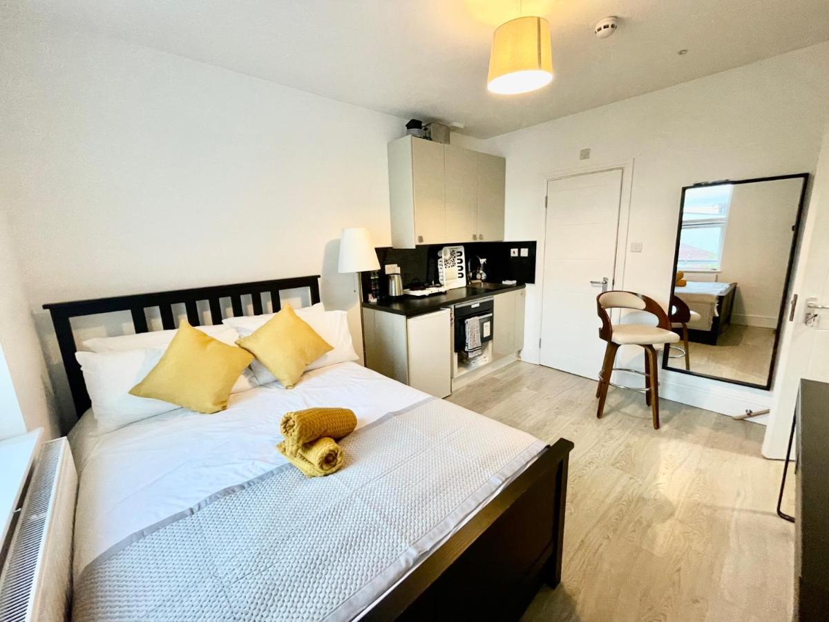 Lovely Self Contained Studio Now Available London Exteriör bild
