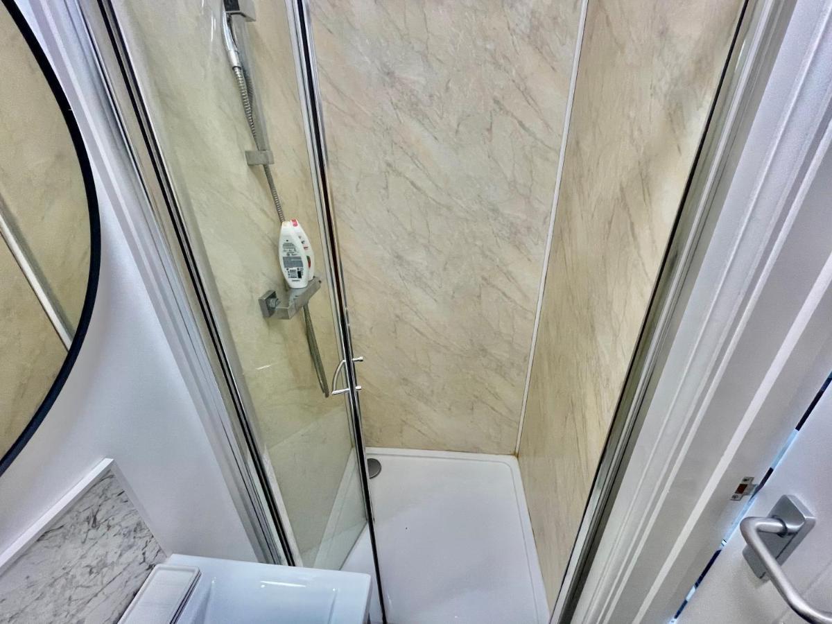 Lovely Self Contained Studio Now Available London Exteriör bild