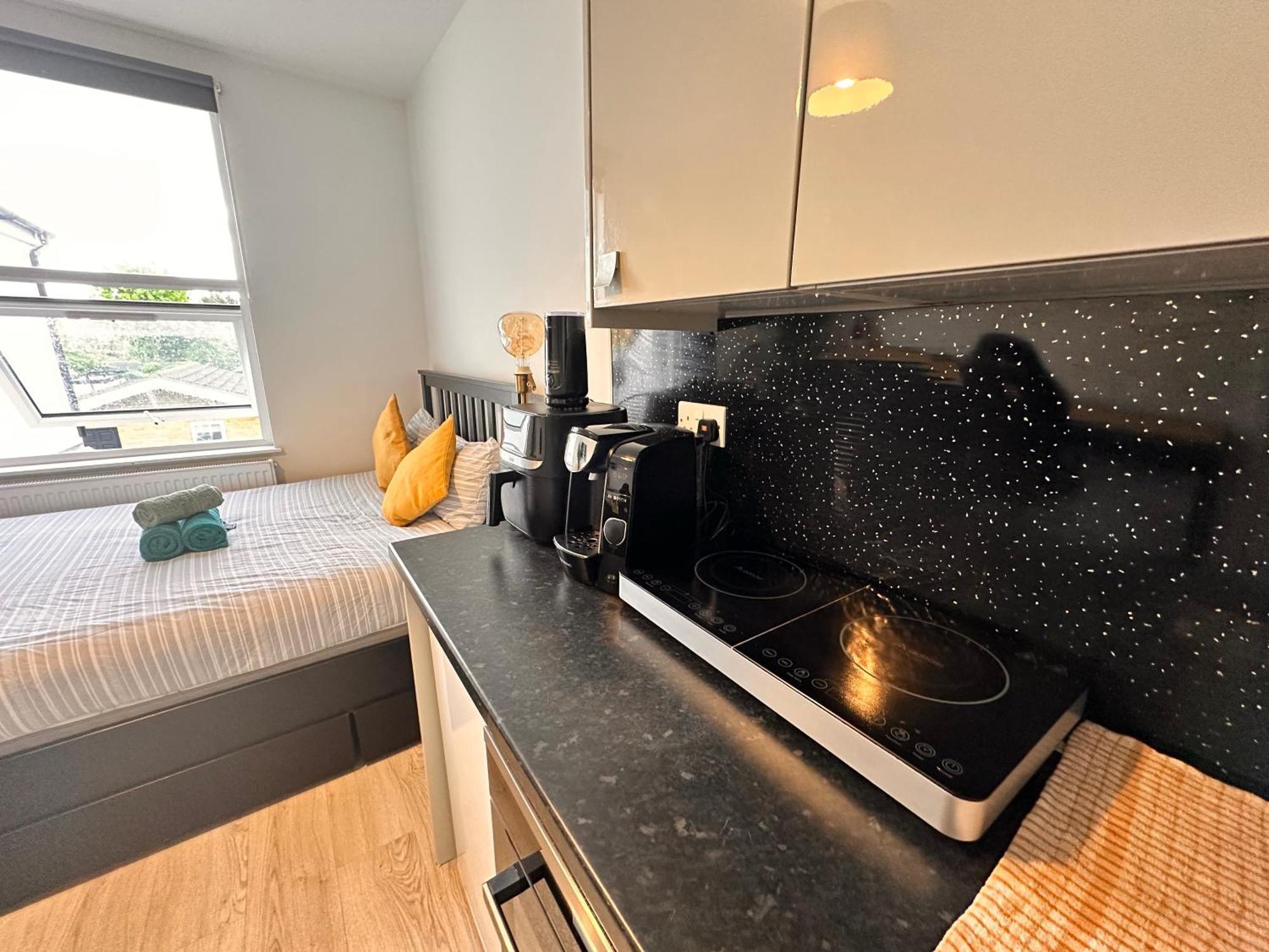 Lovely Self Contained Studio Now Available London Exteriör bild